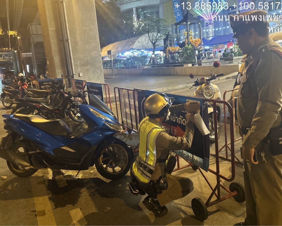 ประชาสัมพันธ์ประชาชนป้องกันเหตุรถหาย และติดสติ๊กเกอร์ คำเตือน หน้าห้างไอทีสแควร์