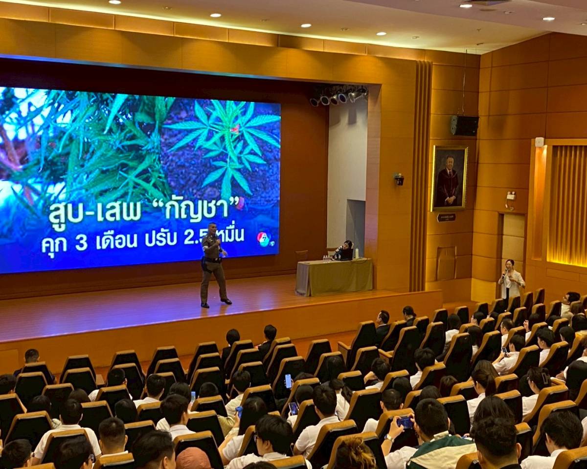 อบรมให้ความรู้เกี่ยวกับกฎหมายจราจรเบื้องต้น และการป้องกันตนเองจากอาชญากรรมแก่นักศึกษาชาวจีน ณ ม.ธุรกิจบัณฑิต